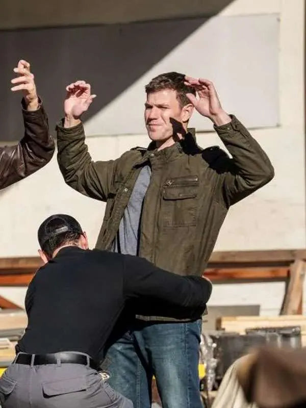 Austin Stowell NCIS Origins S02 Green Jacket