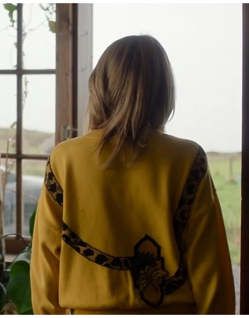 Becka-Garvey-TV-Series-Bad-Sisters-S02-Eve-Hewson-Yellow-Leopard-Sweatshirt