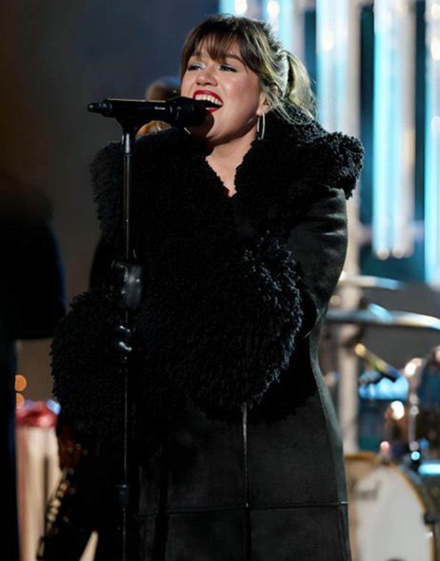 KellyClarksonRockefellerCenterBlackCoats