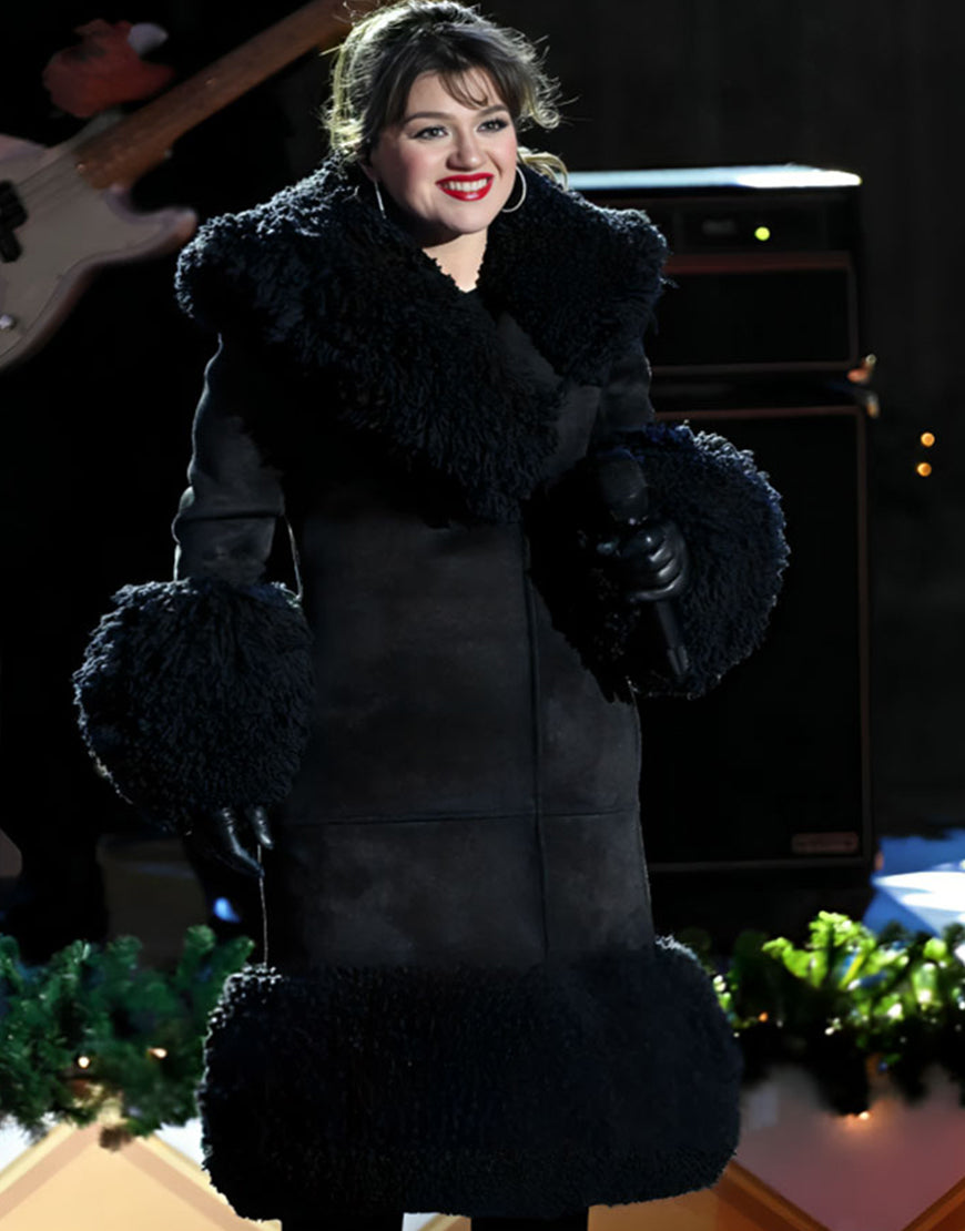 RockefellerCenterTreeLightingCeremony2024KellyClarksonBlackCoat