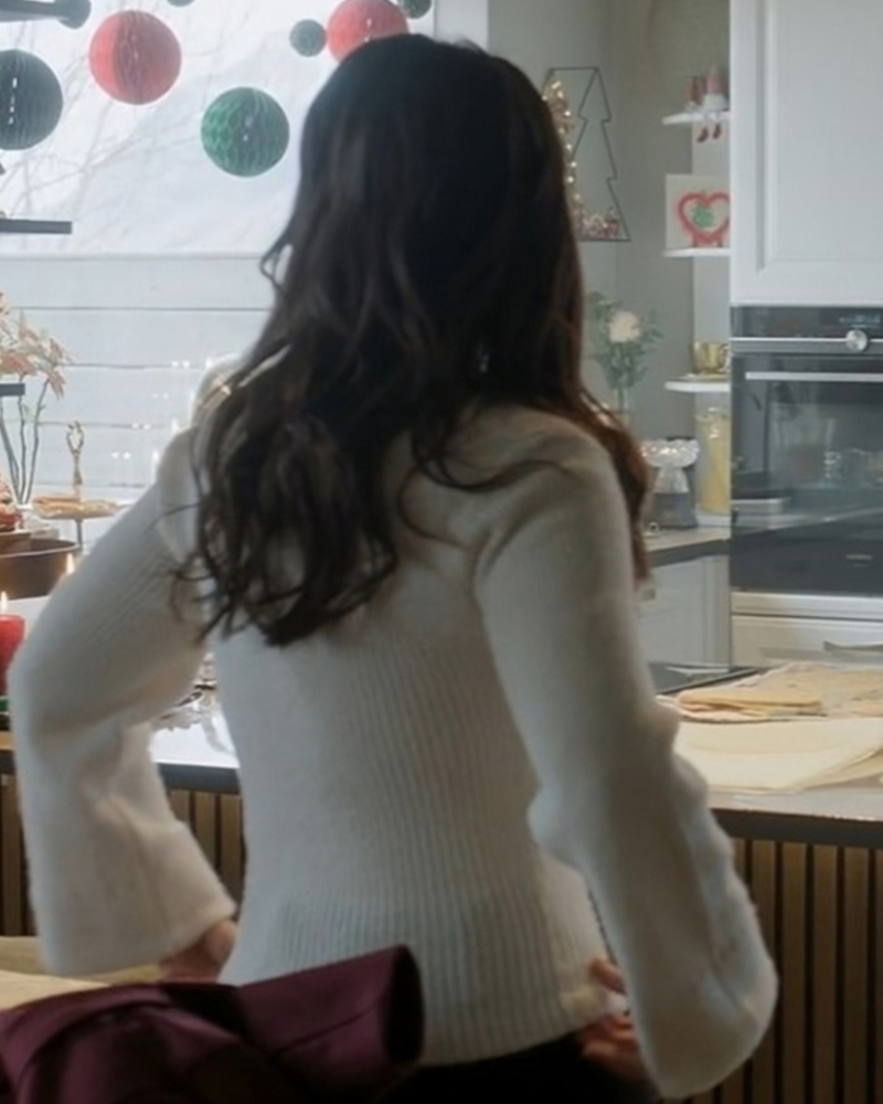 StefanieBaxterFilmTheChristmasQuest2024LaceyChabertWhiteSweater